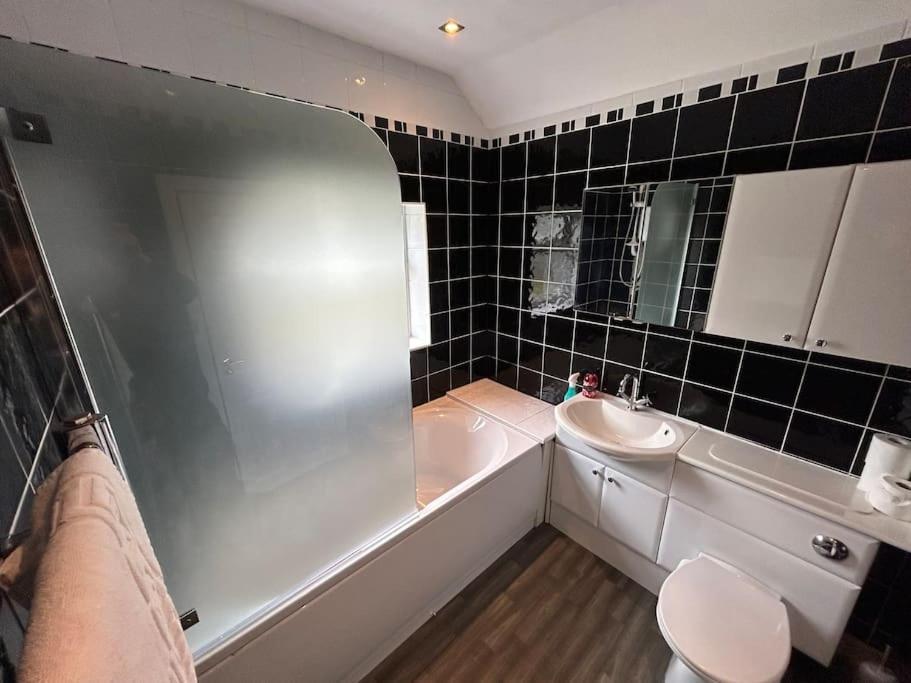 Modern & Spacious 4 Bedroom Home Crewe Exterior photo