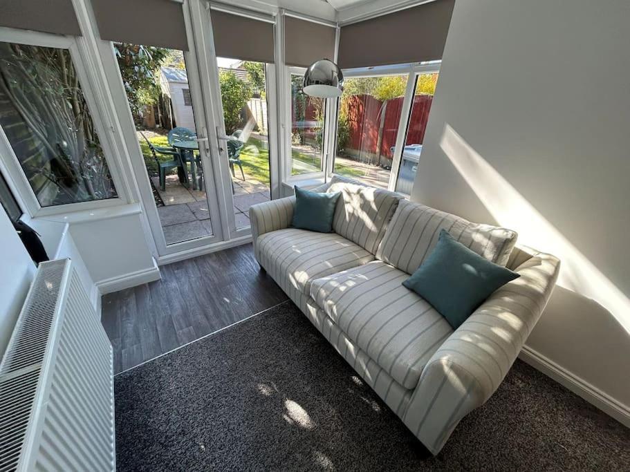 Modern & Spacious 4 Bedroom Home Crewe Exterior photo